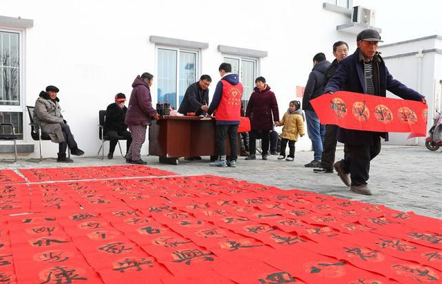 沭阳钱集镇：驻村干部义务为村民写送春联
