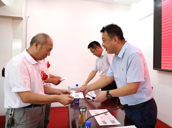 沭阳钱集：发放退役军人优待证