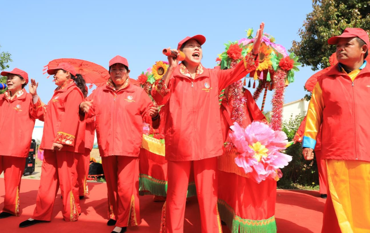 沭阳县青伊湖镇：文艺志愿送温暖 敬老院里笑颜开